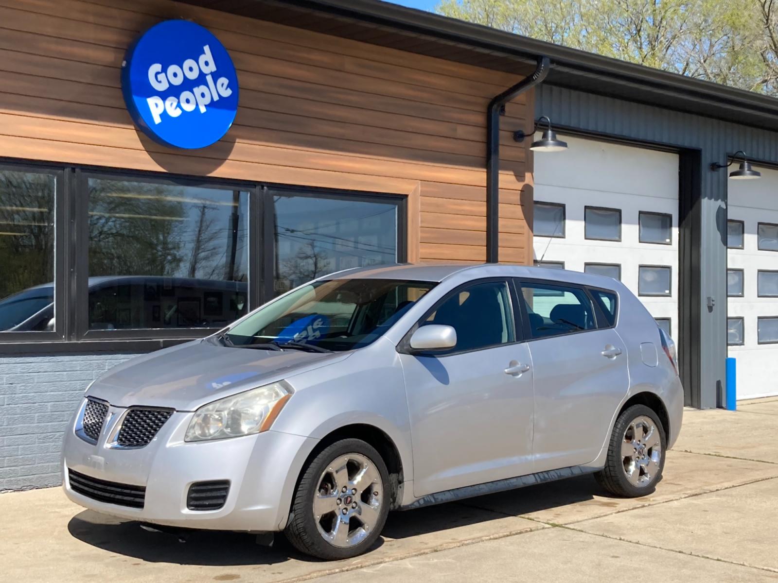 2009 Bright Silver Met Pontiac Vibe 2.4L (5Y2SP67099Z) with an 2.4L L4 DOHC 16V engine, 4-Speed Automatic Overdrive transmission, located at 1800 South Ihm Blvd, Freeport, IL, 61032, (815) 232-5543, 42.278645, -89.607994 - Vibe Base 4D Hatchback 2.4L - Photo #3